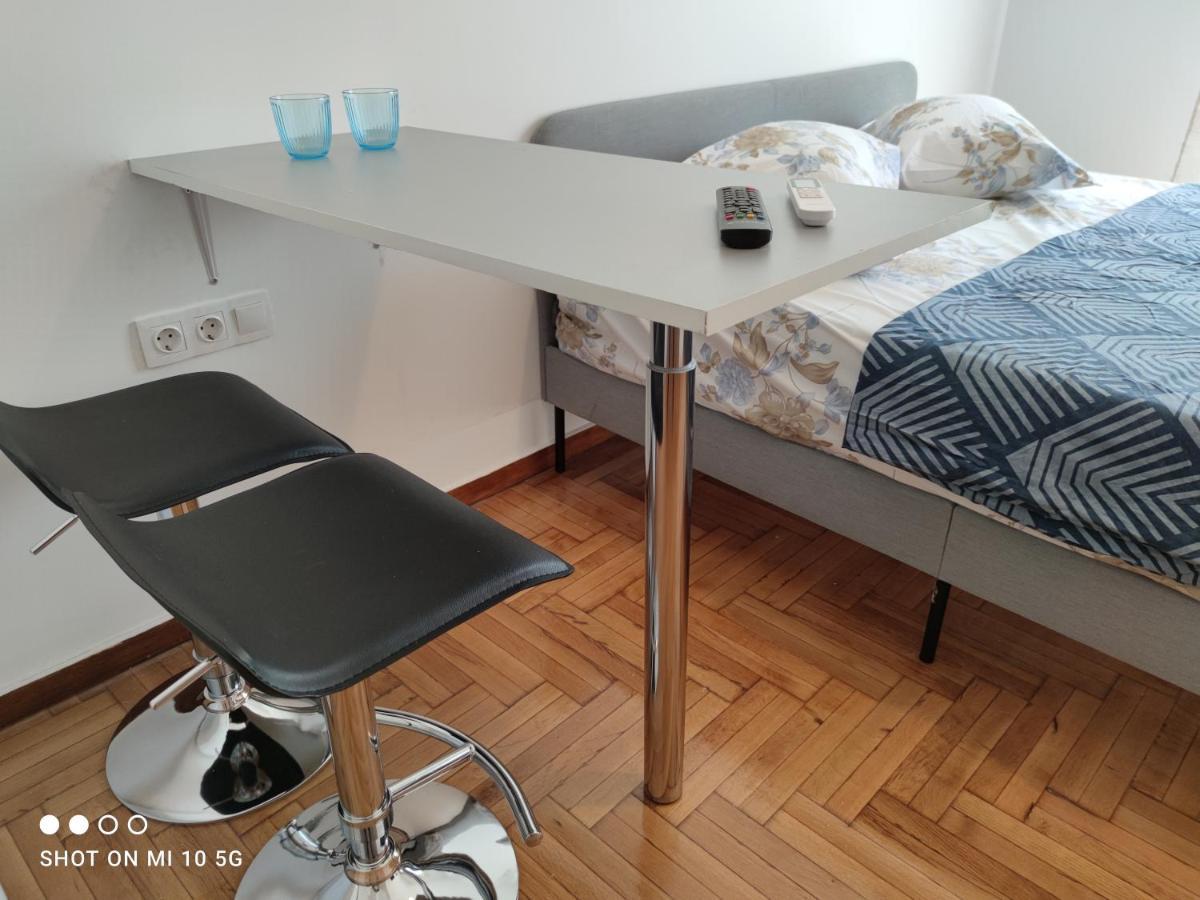 Apartment In The Heart Of Next To Monastyraki. *